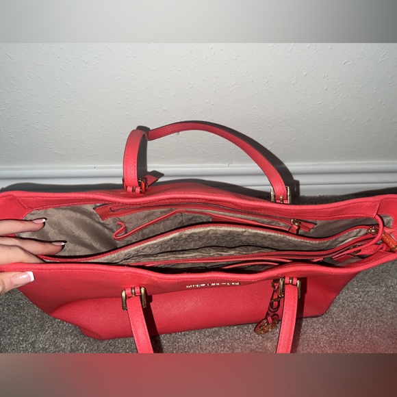 Micheal Kors Jet set Tote in coral/red - Picture 2 of 5